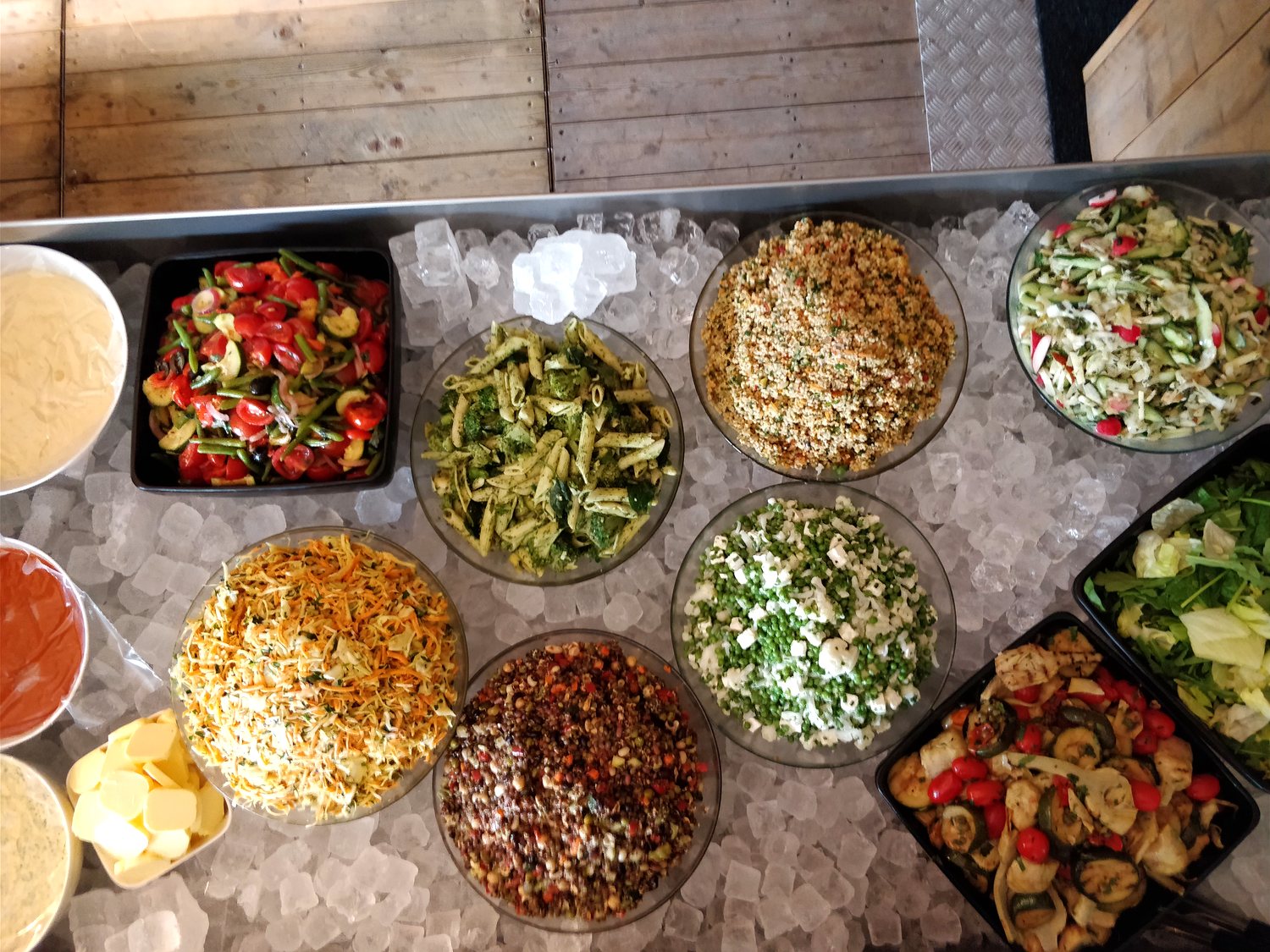 Het koude buffet met salades van het seizoen