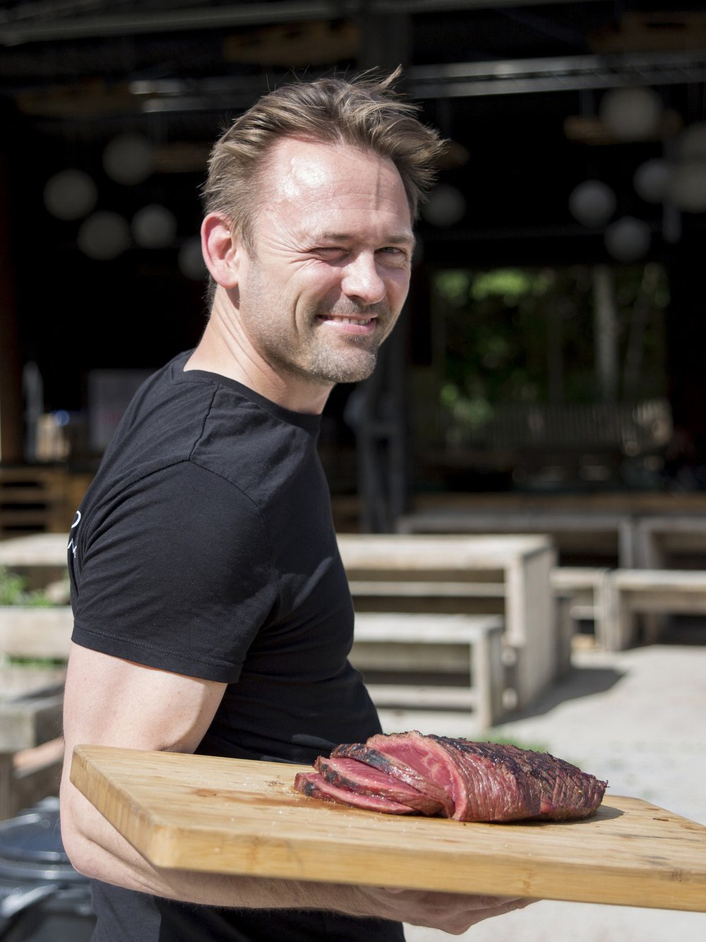 Dirk Luijts met een plank gerookt vlees