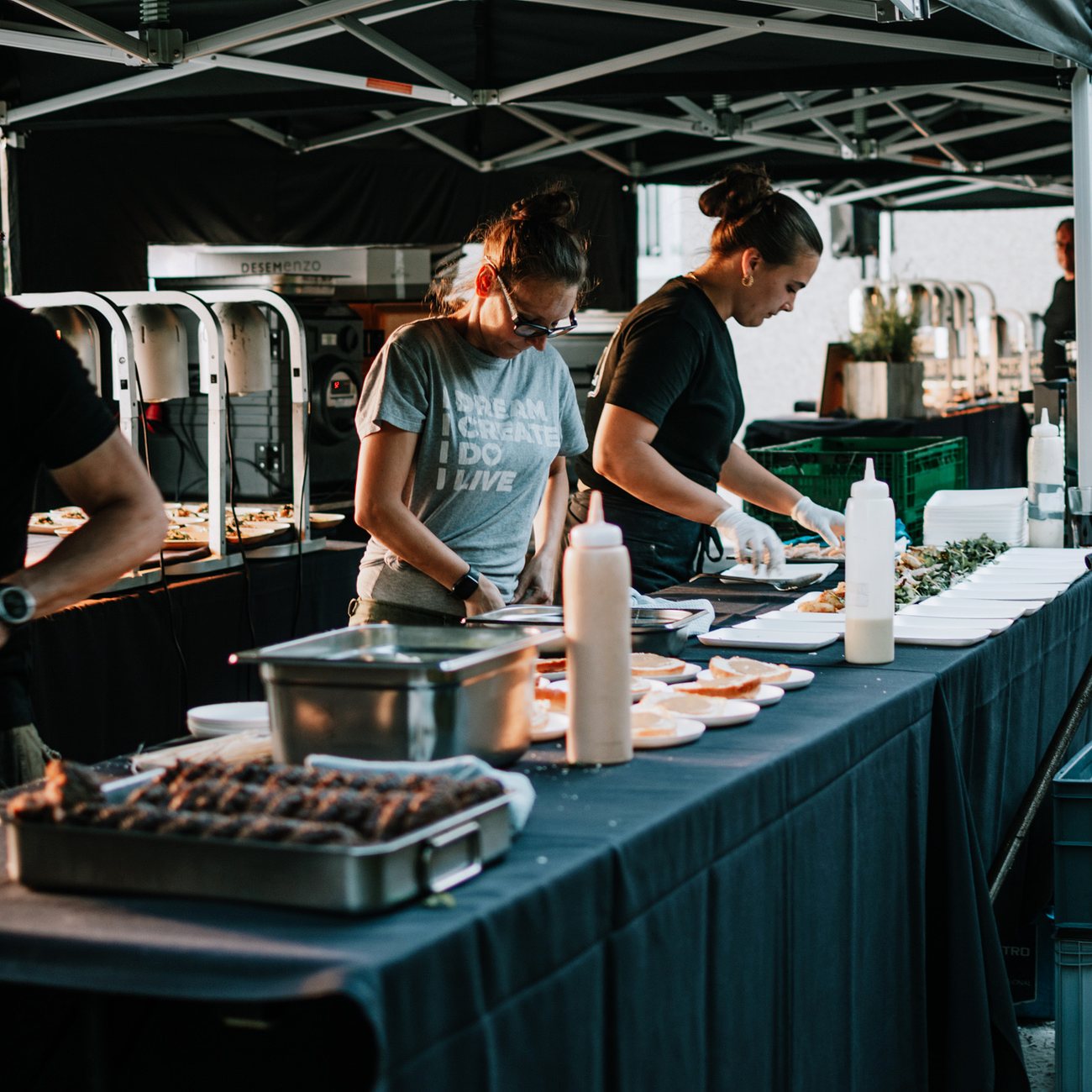 De cooking unit in werking, het team zet de gerechten klaar