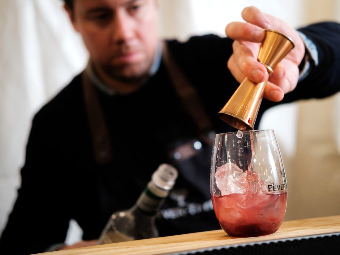 Een cocktail wordt uitgeschonken aan de bar