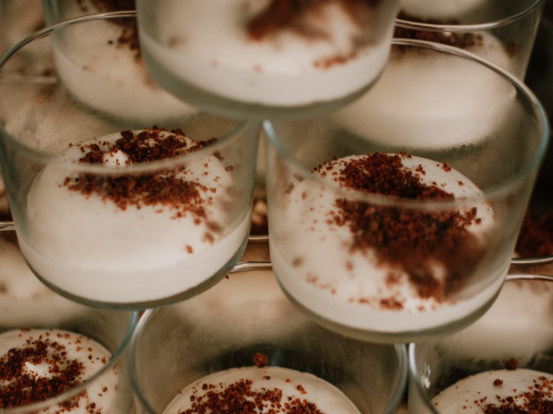 Dessertglaasjes klaargezet op het buffet