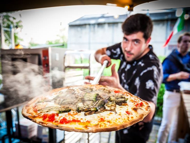 Een vers gebakken pizza op de schep